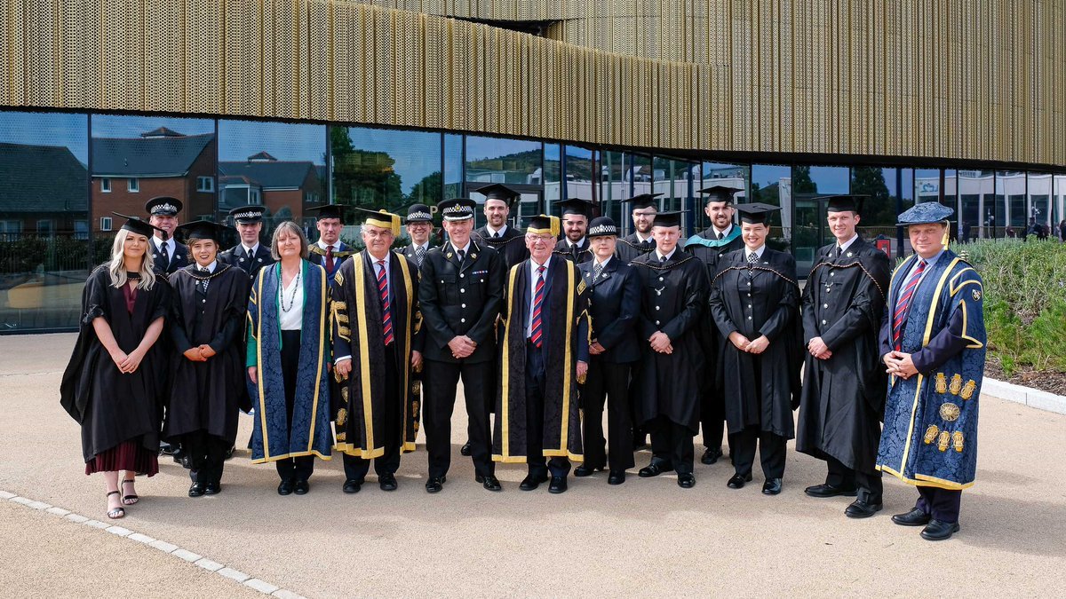 Drindod Dewi Sant (@drindoddewisant) on Twitter photo Mae Academi Golau Glas y Drindod Dewi Sant yn cyd-ddarparu Prentisiaeth Gradd Cwnstabliaid yr Heddlu gyda <a href="/HeddluDeCymru/">Heddlu De Cymru</a> a <a href="/heddlugwent/">Heddlu Gwent</a>
Bellach yn ei phedwaredd flwyddyn, mae'r rhaglen wedi'i chyflwyno i dros 1200 o swyddogion heddlu newydd.
▶️bit.ly/3xa2kKJ Mae Academi Golau Glas y Drindod Dewi Sant yn cyd-ddarparu Prentisiaeth Gradd Cwnstabliaid yr Heddlu gyda <a href="/HeddluDeCymru/">Heddlu De Cymru</a> a <a href="/heddlugwent/">Heddlu Gwent</a>
Bellach yn ei phedwaredd flwyddyn, mae'r rhaglen wedi'i chyflwyno i dros 1200 o swyddogion heddlu newydd.
▶️bit.ly/3xa2kKJ