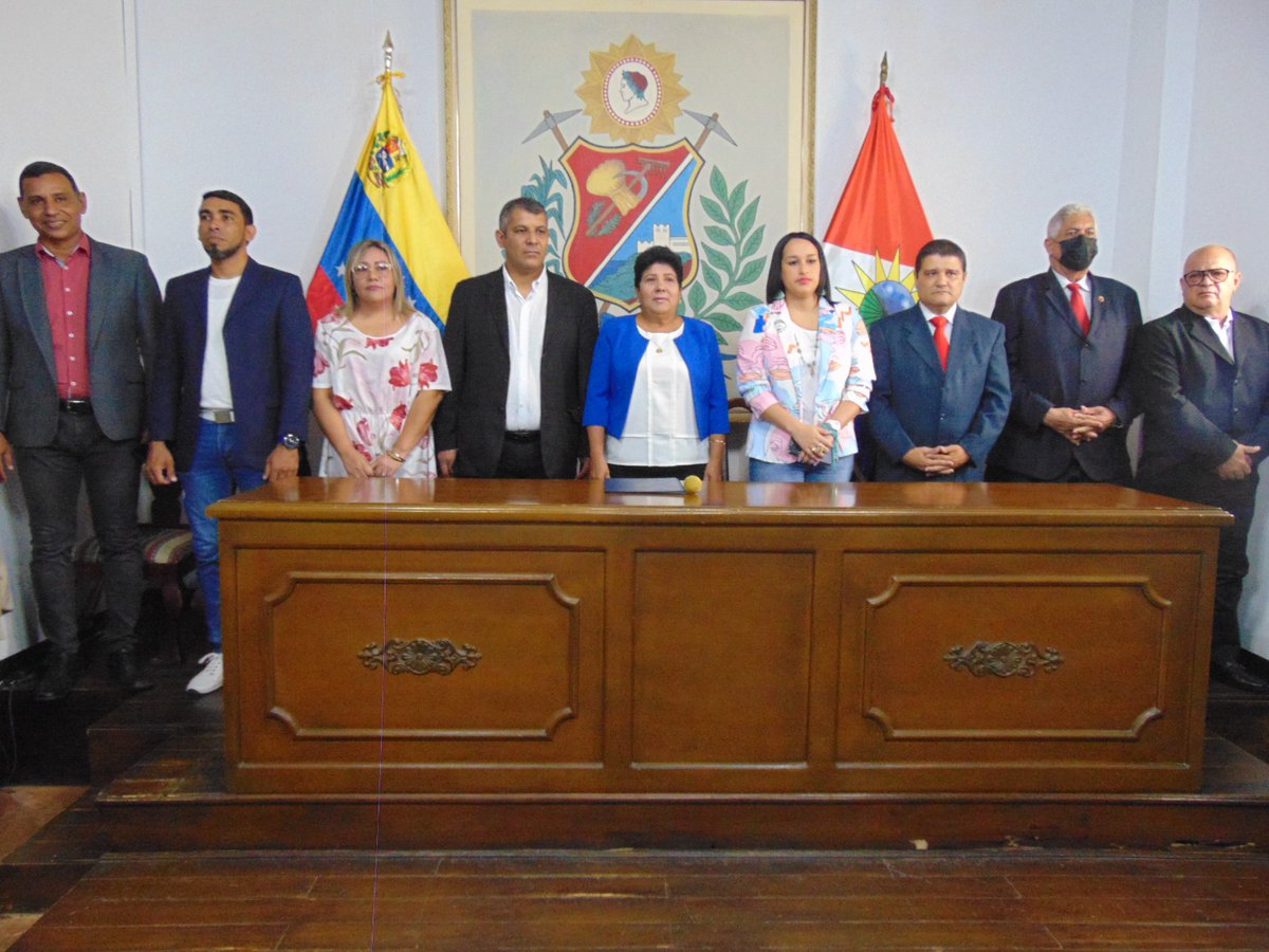 PrensaUney's tweet photo. La @uney_oficial celebró en el Consejo Legislativo del Estado Yaracuy @CleyOficial2023 sus 24 años, durante una sesión en su honor, realizada en el salón solemne "Hugo Rafael Chávez Frías" en #sanfelipe @NicolasMaduro @TibisayLucena8 @MedozaWullian @JLEONYARA @shirleycandanga https://t.co/rbioCWqTss