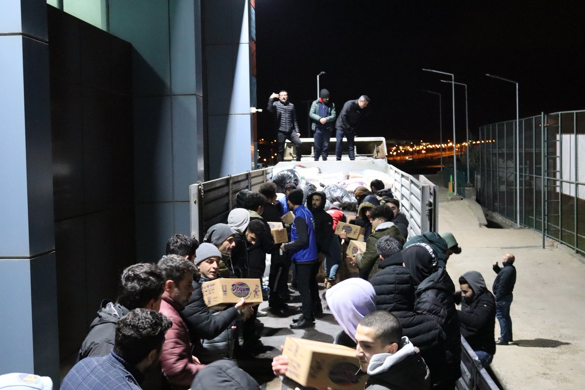 Tüm birimlerimiz , gönüllü gençlerimiz gece gündüz, her türlü hava koşullarında afet bölgelerine destek olmak için kenetlenmiş durumda...
#GSBHerZamanYanında 
#GSBMardin