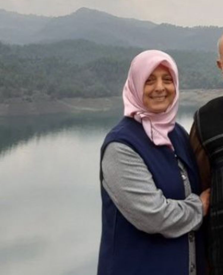 <a href="/haluklevent/">Haluk Levent ( Ahbap Ekibi )</a> <a href="/AvEceGuner/">Av. Ece Güner</a> <a href="/guzelbirtosbaga/">eren</a> <a href="/emirersoy/">Emir Ersoy</a> <a href="/ziynetsali/">Ziynet Sali</a> Arzu tunçer
Hatay kirikhandan enkazdan alınıp ambulansa bindirilmiş hangi hastanede olduğu nereye sevk edildiği ve akıbeti belli değil. Duyan gören varsa 5053505989 irtibata dönüş yapabilir mi 
Paylaşırsanız sevinirim