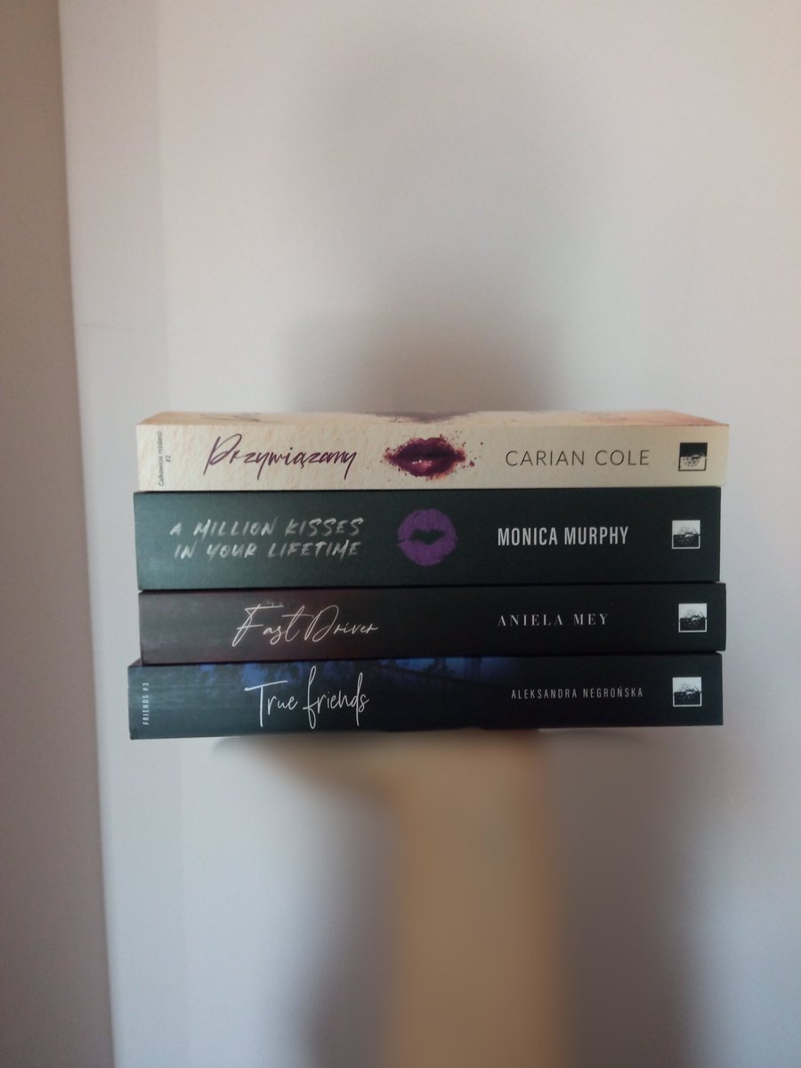 ta_wattpadziara's tweet image. PIĘKNOŚCI PRZYSZŁY 🧡💙 #fastdriver #tfnapapierze