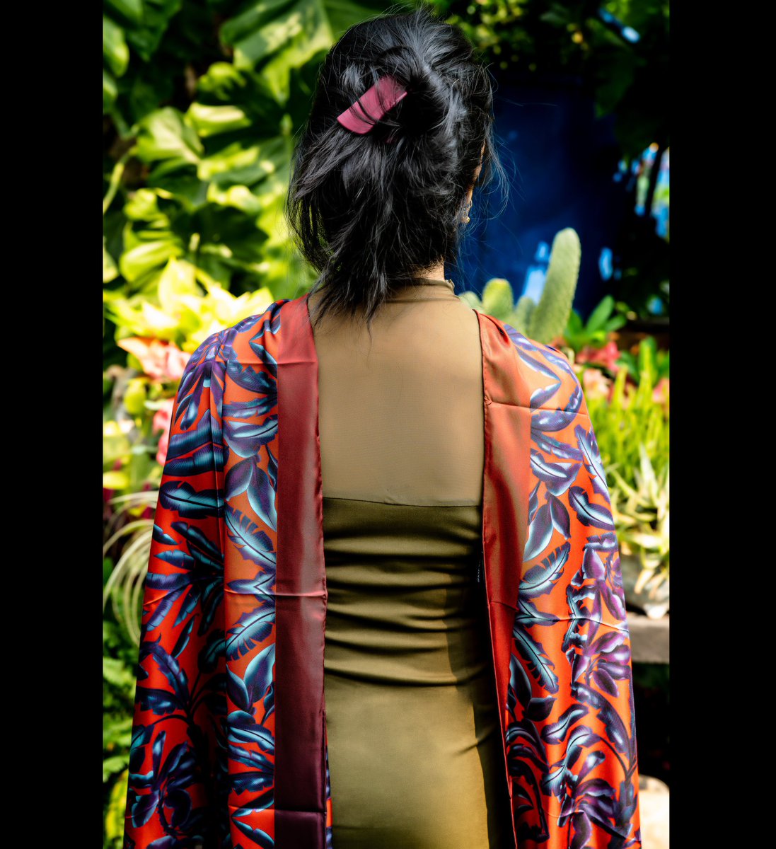 KurlanskyA's tweet photo. BLUE DRAGONS ON VERMILLION GROUND #silkeditions #designerscarves #aubreykurlansky #slatephuket our new silk scarfs (Limited-editions) the edges are rolled by hand and sewn with great skill - available to purchase directly from me or @inspiredbyles and @theslatephuket https://t.co/MsWIZIvgPr