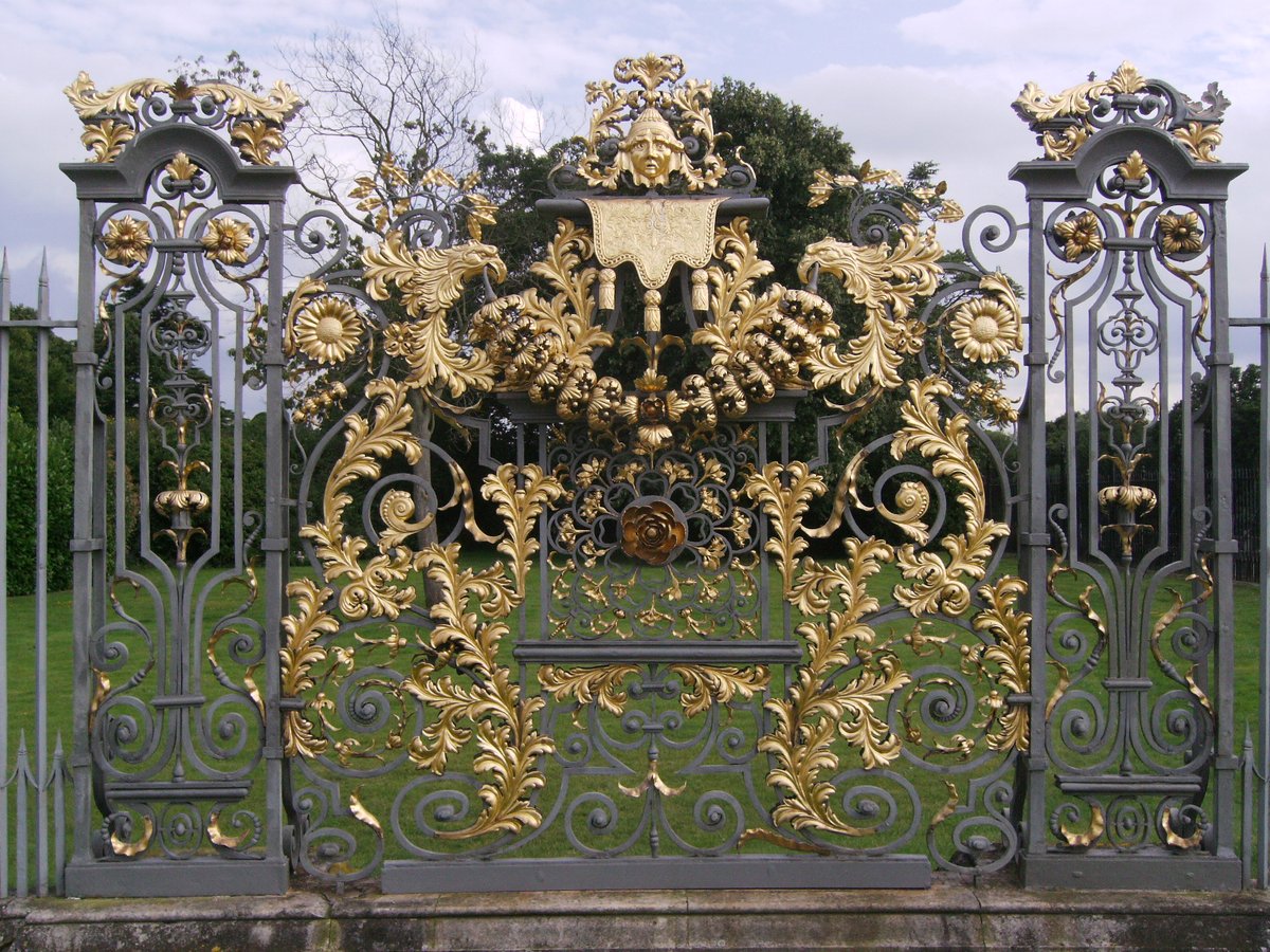 #IronworkThursday @SBlandfo #HamptonCourt screen by #Tijou 1689-1712 Before, during & after, or perhaps during, before & after restoration