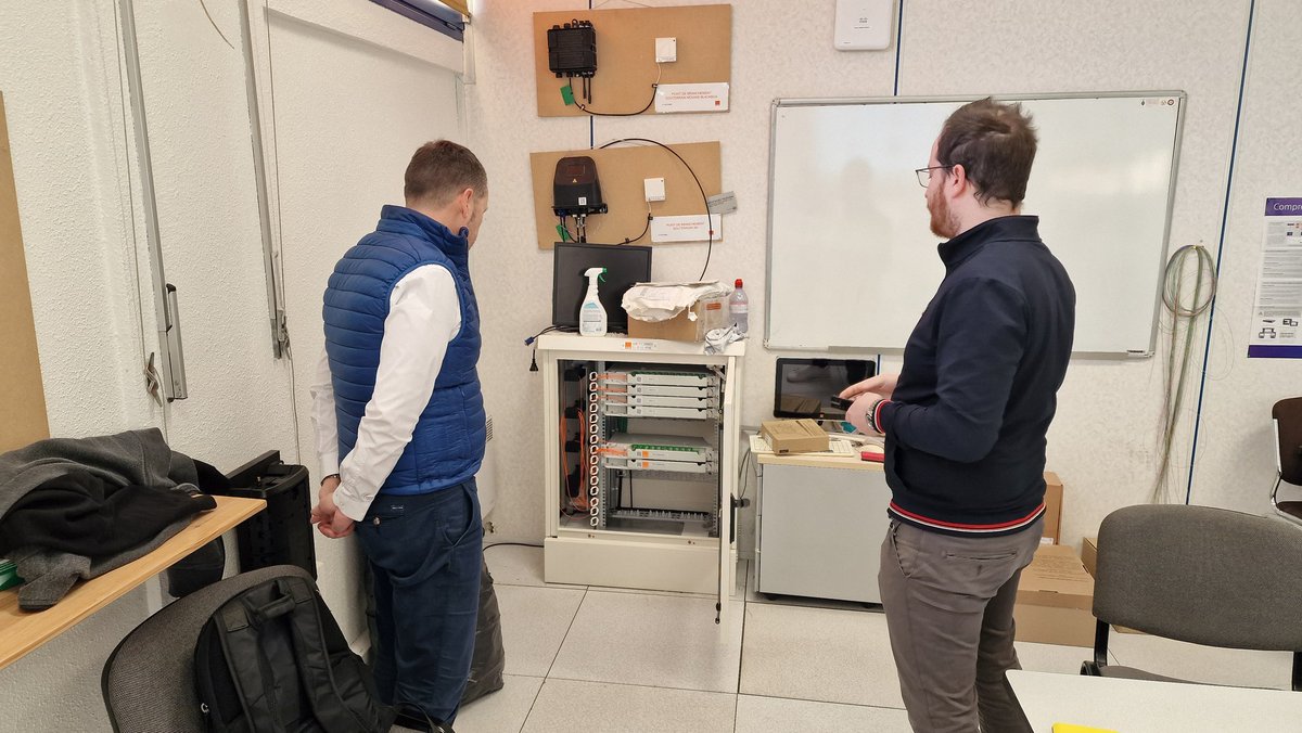 benoit__robert's tweet photo. Visite de @fr_dupont1970 sur notre Point École de #BDN. @NicoRZD et @LabrousseAntoin lui présentent les réseaux Cuivre et Fibre, ainsi que les différents services de l'#UISO qui gravitent autour https://t.co/4LXT7CxGuR