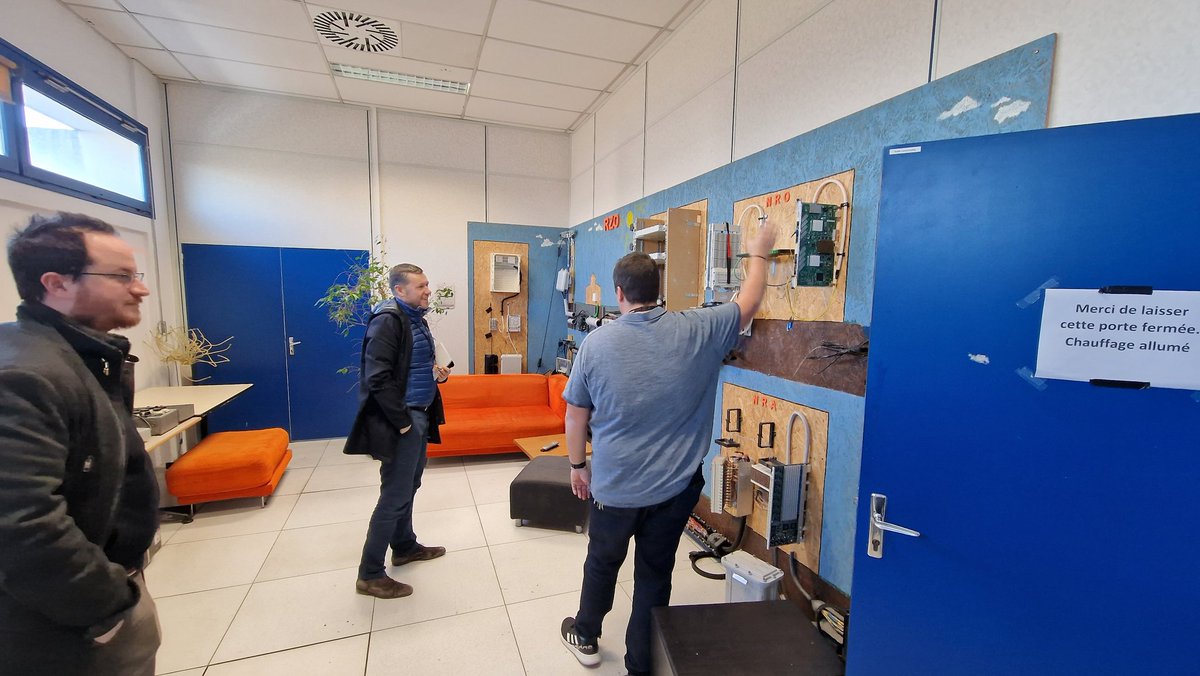 benoit__robert's tweet photo. Visite de @fr_dupont1970 sur notre Point École de #BDN. @NicoRZD et @LabrousseAntoin lui présentent les réseaux Cuivre et Fibre, ainsi que les différents services de l'#UISO qui gravitent autour https://t.co/4LXT7CxGuR