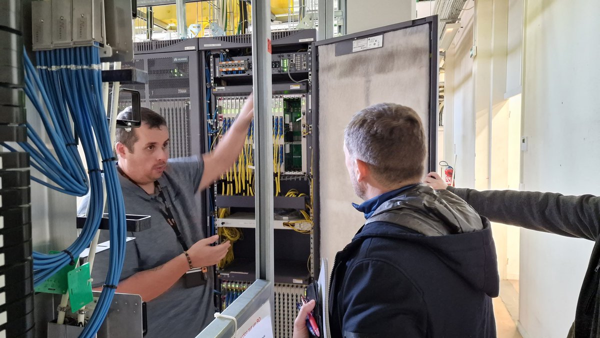 Visite de <a href="/fr_dupont1970/">Francois DUPONT</a> sur notre Point École de #BDN. <a href="/NicoRZD/">Nicolas Rouzeaud</a> et <a href="/LabrousseAntoin/">Labrousse Antoine</a> lui présentent les réseaux Cuivre et Fibre, ainsi que les différents services de l'#UISO qui gravitent autour