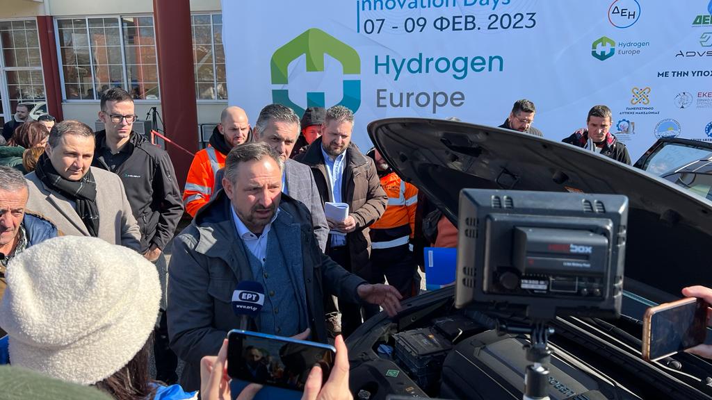 For 1st time a #H2 car was in #WesternMacedonia during Innovation Days. Governor Kassapidis personally drove w/ citizens inviting them also to test drive. We look forward to continuing cooperating w/ all our #H2ERegions to showcase how H2 can be enabler of #zeroemission society.