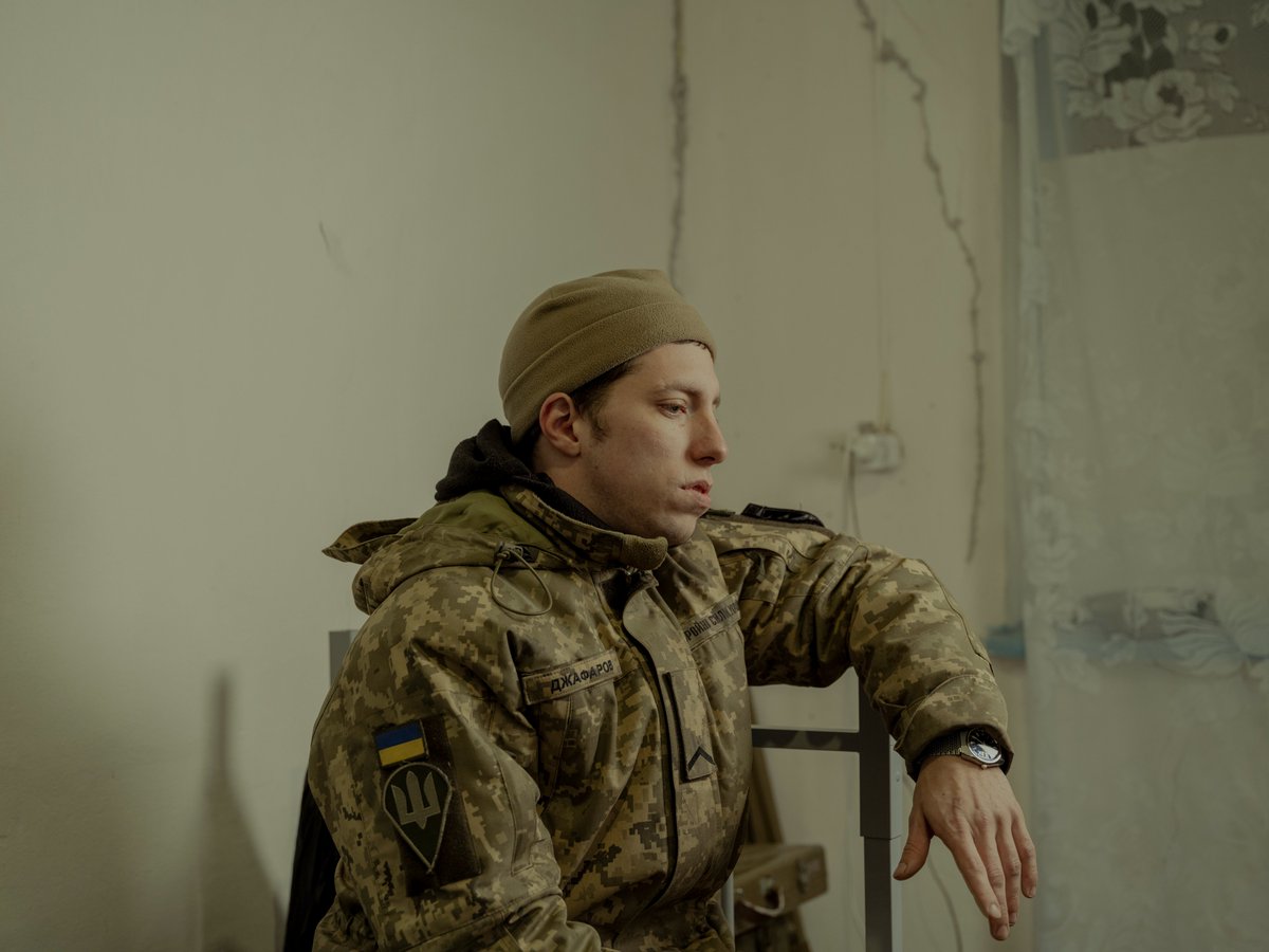 TessRaimbeau's tweet photo. « Je hais chacune de ces journées de morts »

Impossible de ne pas s'identifier à Timur, musicien underground de Kyiv. Nos vies étaient proches. Nos quotidiens n'ont plus rien à voir, et c'est ce qu'il raconte dans un journal de guerre, aujourd’hui en une de @libe https://t.co/f27X2JeL57