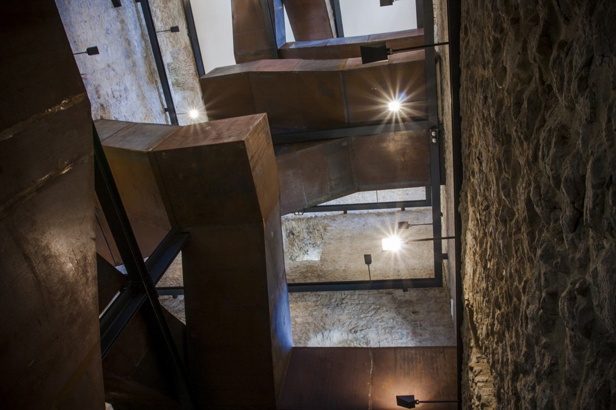 gartner_arch's tweet photo. "...we conducted only the most urgent renovation of the outer walls and equipped them with a simple iron staircase, which ascends to the top of the tower."
https://t.co/qtUmHpoe4U
#architecture #renovation #staircase #ironstaircase #tower #stone #celje #throwback #tbt https://t.co/MmKnDqK2Fe