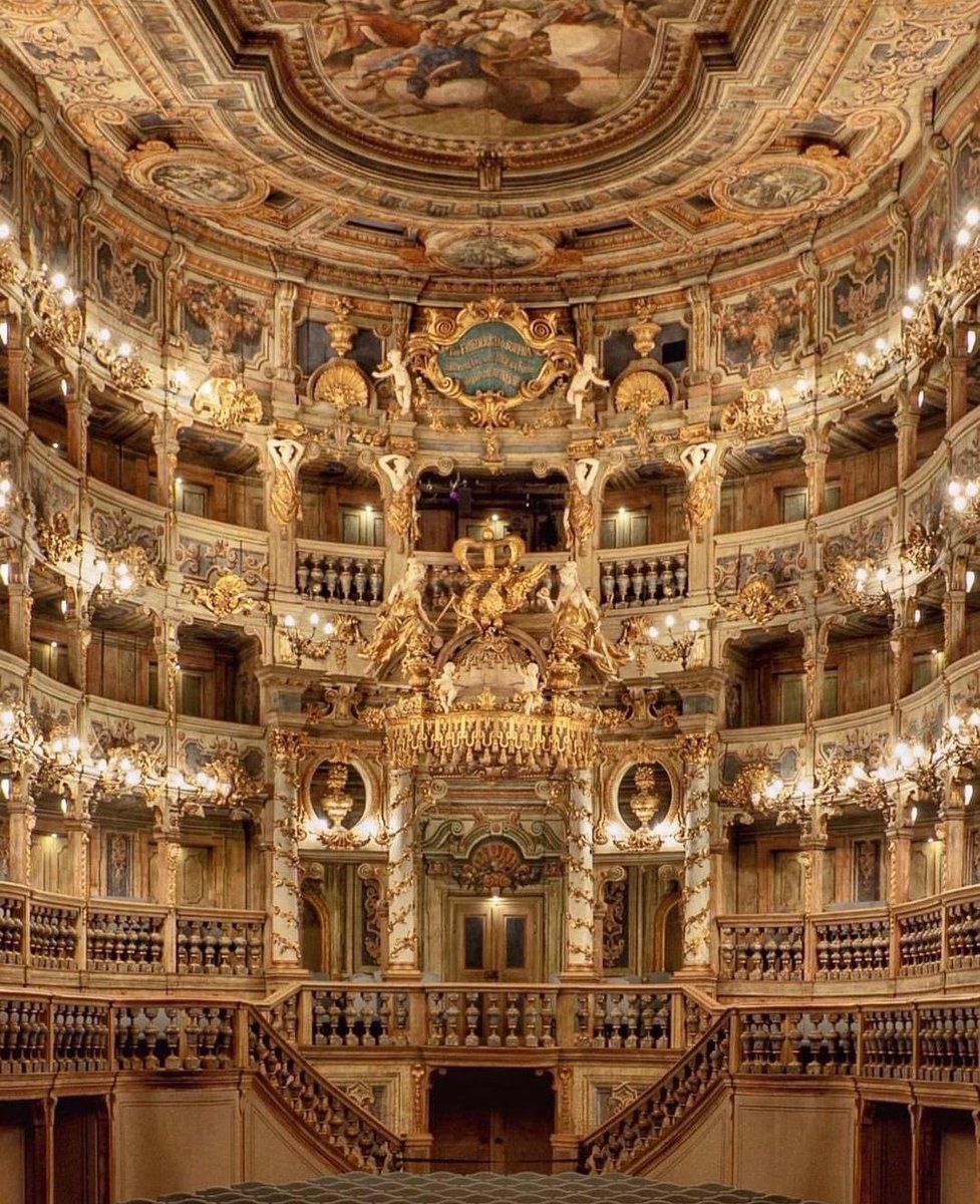 HdAnchiano's tweet photo. Si no es barroco como el palacio de la ópera del Margeave, me sabe a poco. #barrocho #arte #historia https://t.co/hMqPHYL06m