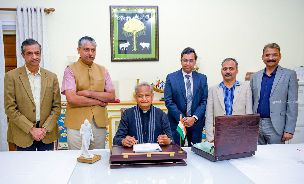 RSaririka's tweet photo. @ashokgehlot51
क्या इस box में पीटीआई की न्यू वेकेंसी है
#पीटीआई
@TheUpenYadav 
@manojpehul 
@PtiMission https://t.co/QZP8oZ7ReA