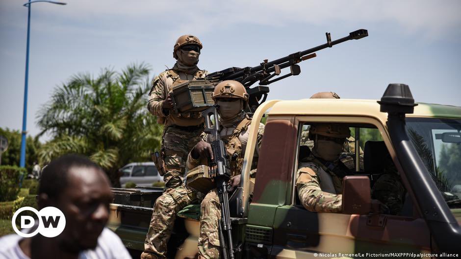 Gauthier_Pasq's tweet photo. 🚨#Mali_Alert #Urgent ‼️
🔗Vers une perquisition au domicile de l’ex Chef d'état-major de la Garde nationale, Elisée Jean Dao ? 
🔗Selon mes informations, on enregistre aussi une vague de désertion dans l’armée et des armes lourdes volatilisées. 
📍Que se passe-t-il ? https://t.co/GpWHbM2fmk