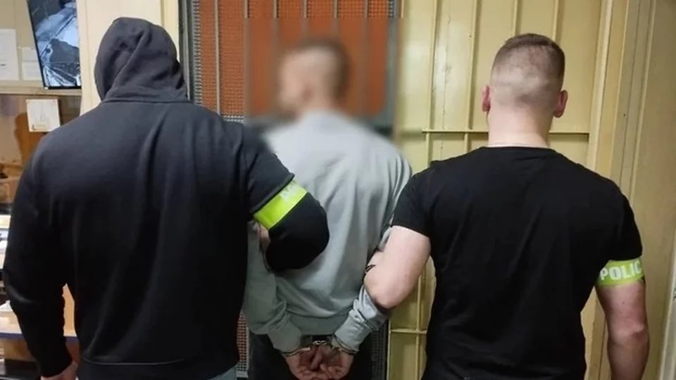 hypestpl's tweet photo. 🚔 Bomba Scarface trafi na 2 lata do więzienia. Znany freak fighter był poszukiwany przez sąd za oszustwa. Do zatrzymania doszło w Gdańsku. Paweł B. miał być zaskoczony tym faktem. 

Via Fakt https://t.co/kxGbsD6CdE