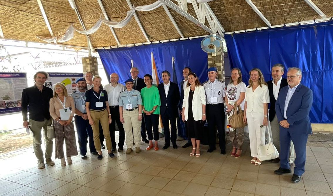 GreeceMFA's tweet photo. Συμμετοχή ΥΦΥΠΕΞ @CFragoyiannis στην Υπουργική Επίσκεψη «Team Europe» στον Νίγηρα 

🔗https://t.co/WCaiv4z7Jm https://t.co/nGY0HuPIJq