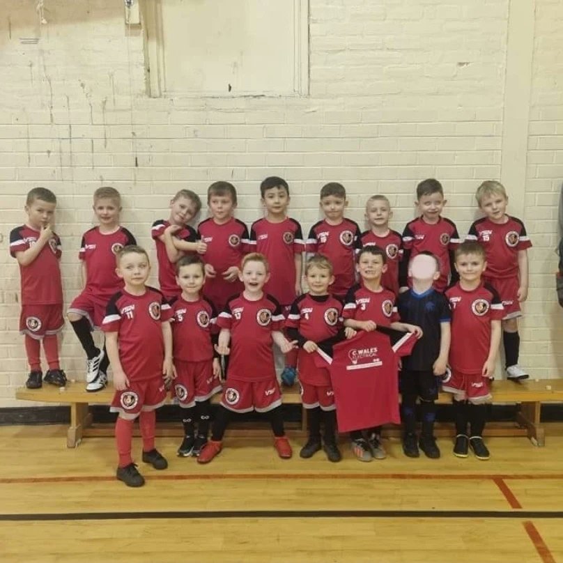 Ardeer2016's tweet photo. Everyone at Ardeer Thistle 2016 would like to say a MASSIVE thank you to Chris Wales @C.Wales Electrical for proudly sponsoring the teams training kit. We appreciate this so much and the boys look great in them ❤🖤 

Thanks again 🔴 ⚫️ https://t.co/WlPscxSH85