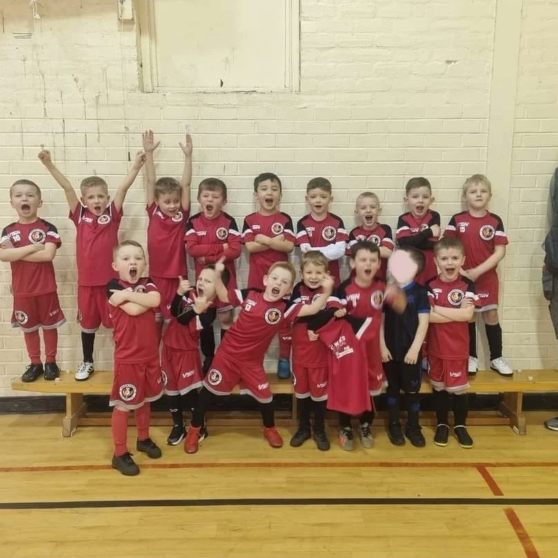Ardeer2016's tweet photo. Everyone at Ardeer Thistle 2016 would like to say a MASSIVE thank you to Chris Wales @C.Wales Electrical for proudly sponsoring the teams training kit. We appreciate this so much and the boys look great in them ❤🖤 

Thanks again 🔴 ⚫️ https://t.co/WlPscxSH85