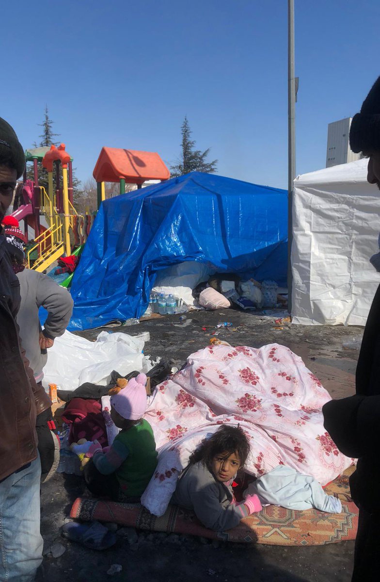 elbistan hisar sokak parkin yani-uc gundur burada kaliyorlar ve yalnizca iki cadir var. cok fazla cocuk var ve mont, eldiven, battaniyeye ihtiyaclari var cadir disinda!!!!!