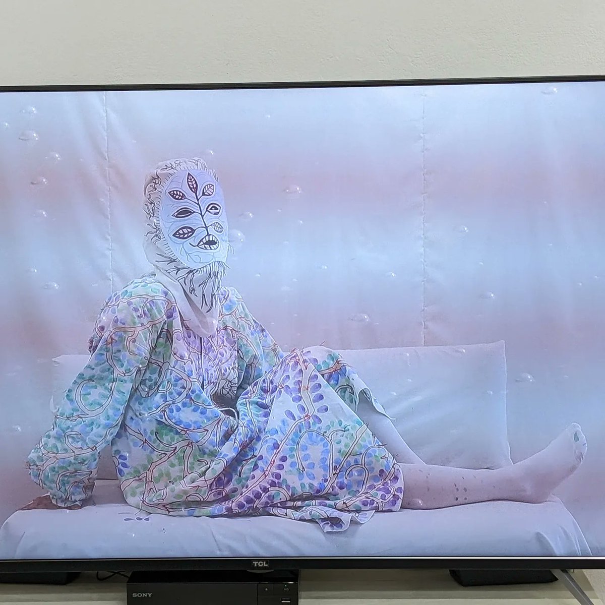 展覧会「育てるルーティーン、踊るわたし」本日も21時まで開催中です。

◆画像の作品
青木真莉子「愛の感情を育てる」
（Nature Feelings of Love）
12min.28, 2023

展示最終日12日は展示作家hanage3名による解説イベントもございます。
ぜひお気軽にご参加ください☺️

詳細
ongoing.jp/tag/video/soda…