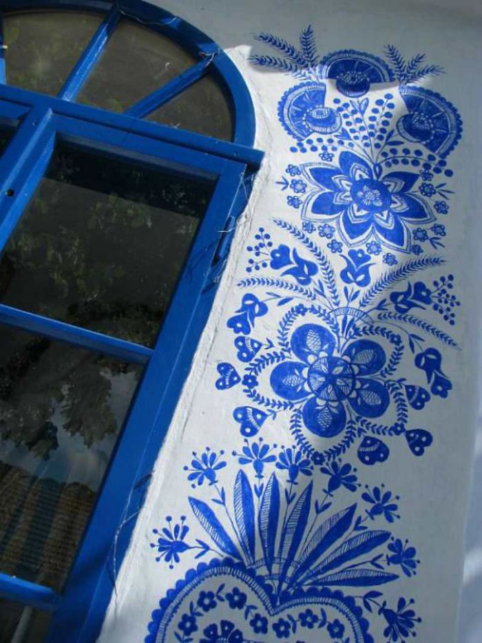 womensart1's tweet photo. A few years ago Agnes Kasparkova, 90-Year-Old former agricultural worker, began to turn her small village into an art gallery by hand-painting traditional Moravian motifs such as flower designs, on the local houses, the project took over 12 years #womensart https://t.co/syVb5HusGf