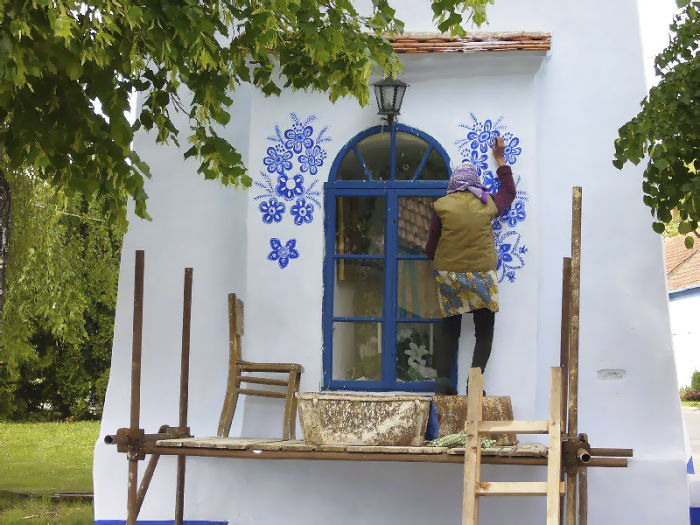 womensart1's tweet photo. A few years ago Agnes Kasparkova, 90-Year-Old former agricultural worker, began to turn her small village into an art gallery by hand-painting traditional Moravian motifs such as flower designs, on the local houses, the project took over 12 years #womensart https://t.co/syVb5HusGf
