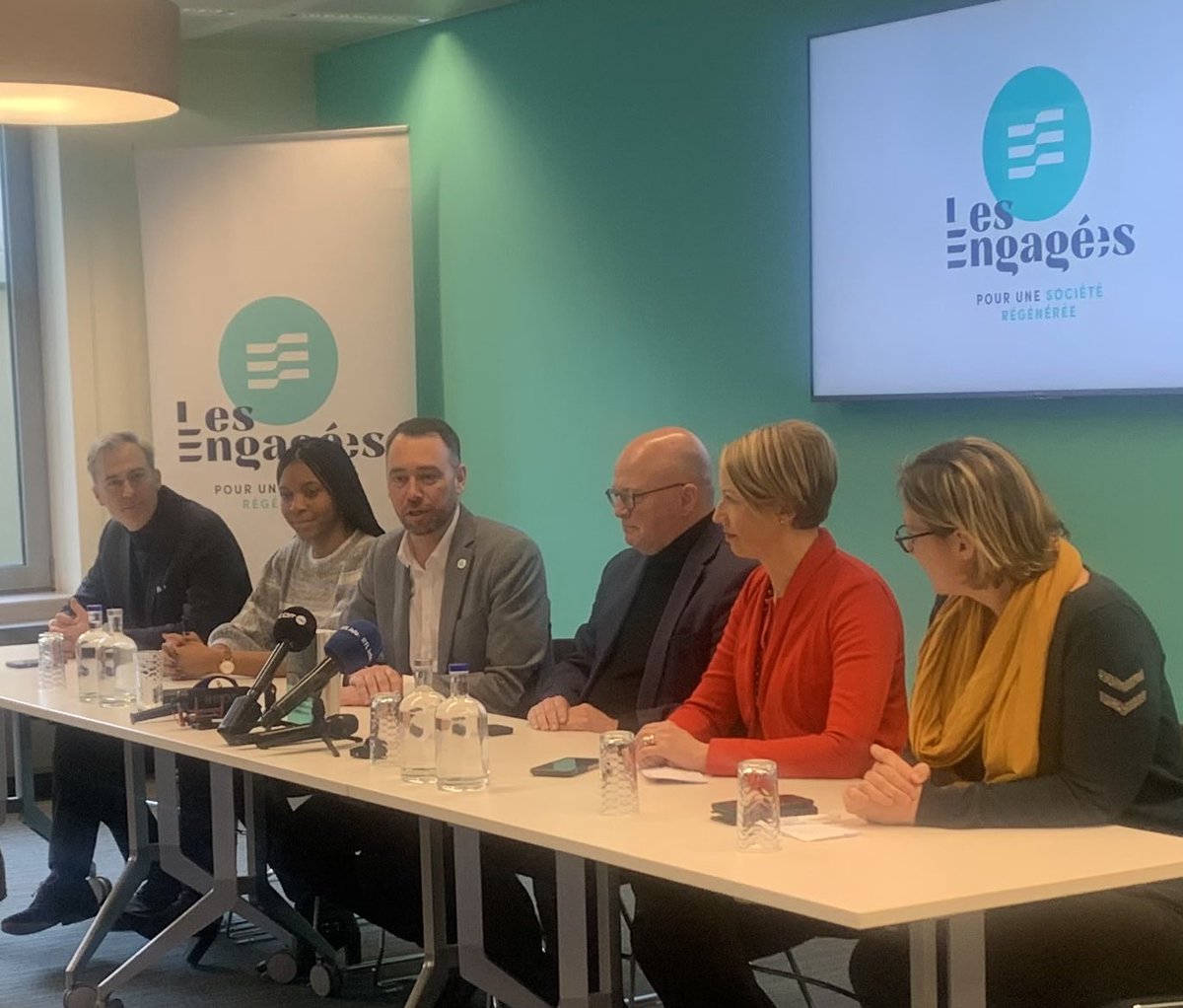 LesEngages_be's tweet photo. Bienvenue à Jean-Luc #Crucke pour porter ensemble un projet de courage, d'espoir et d'#alternative politique. Il affirme être en phase avec les ambitions nouvelles, progressistes et modernes affichées par Les Engagés dans leur #manifeste né le 12 mars 2022 https://t.co/cwVC1Na4EP