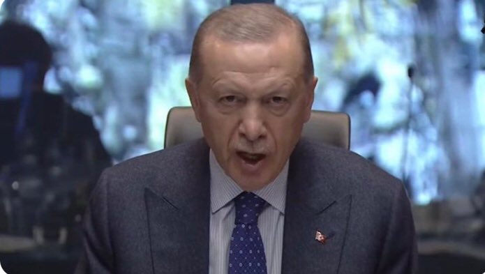 #CumhurbaskanıErdoğan her söyleminde, tehdit, ayrıştırma, öfke ya da kin dolu konuşabilen başka bir yönetici daha görmedim. Zaman, mekan, durum farketmeksizin tenkit etme özelliğine sahip. Keşke belli kesimi değil, herkesi kucaklayıp, koruyup, sevsen. KADER. SINANMA.