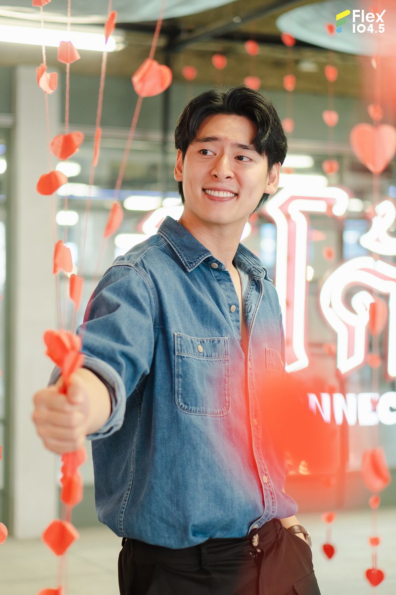 Flex_Connect's tweet photo. เปิดพิกัดถ่ายรูปธีม #วาเลนไทน์ สุดเก๋กลางใจเมืองที่สยามสแควร์ @ Lido Connect 
.
🥰 คนมีคู่ก็มาแชะภาพแบบหวานๆ 
😎 คนโสดก็เตรียมโพสต์ท่าให้ฉ่ำ
🤩 คนกำลังคุยก็มาถ่ายภาพเตรียมเปลี่ยนสถานะกันได้เลย
.
📌 พิกัดหน้า Lido Connect
.
#FlexConnect #Flex1045 #ValentinesWeek #naptvik https://t.co/T95LKWORqv