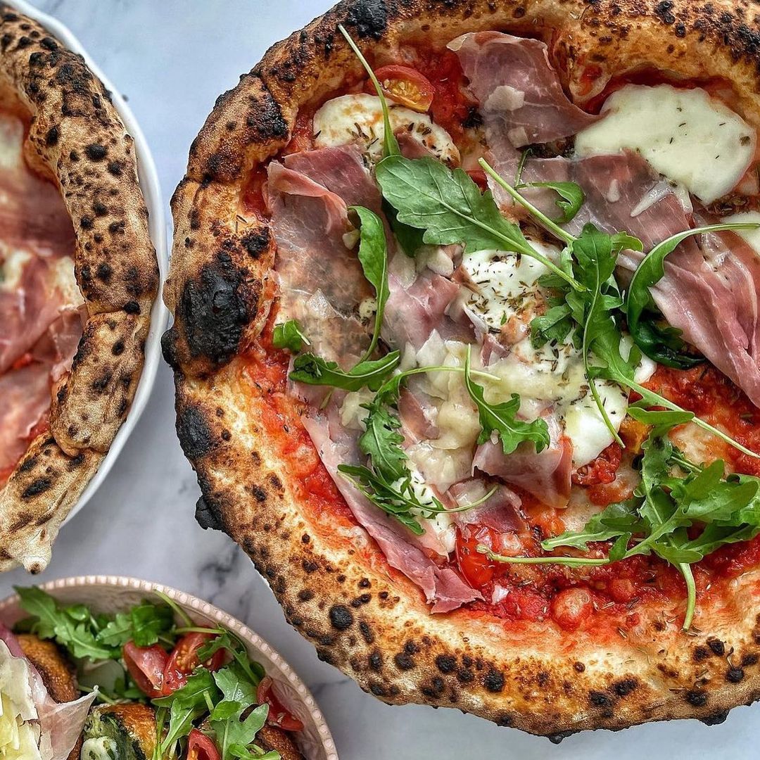 PropertyDivas's tweet photo. Today’s National Pizza Day, a chance to give a great big shout-out to all the fabulous pizzerias bringing a delicious taste of Italy to Hampstead 🍕🍕🍕🍕

Stomach rumbling now? Ours too! 😋

📸 @anticapizzeriauk on Instagram https://t.co/EwgNaL1KEx