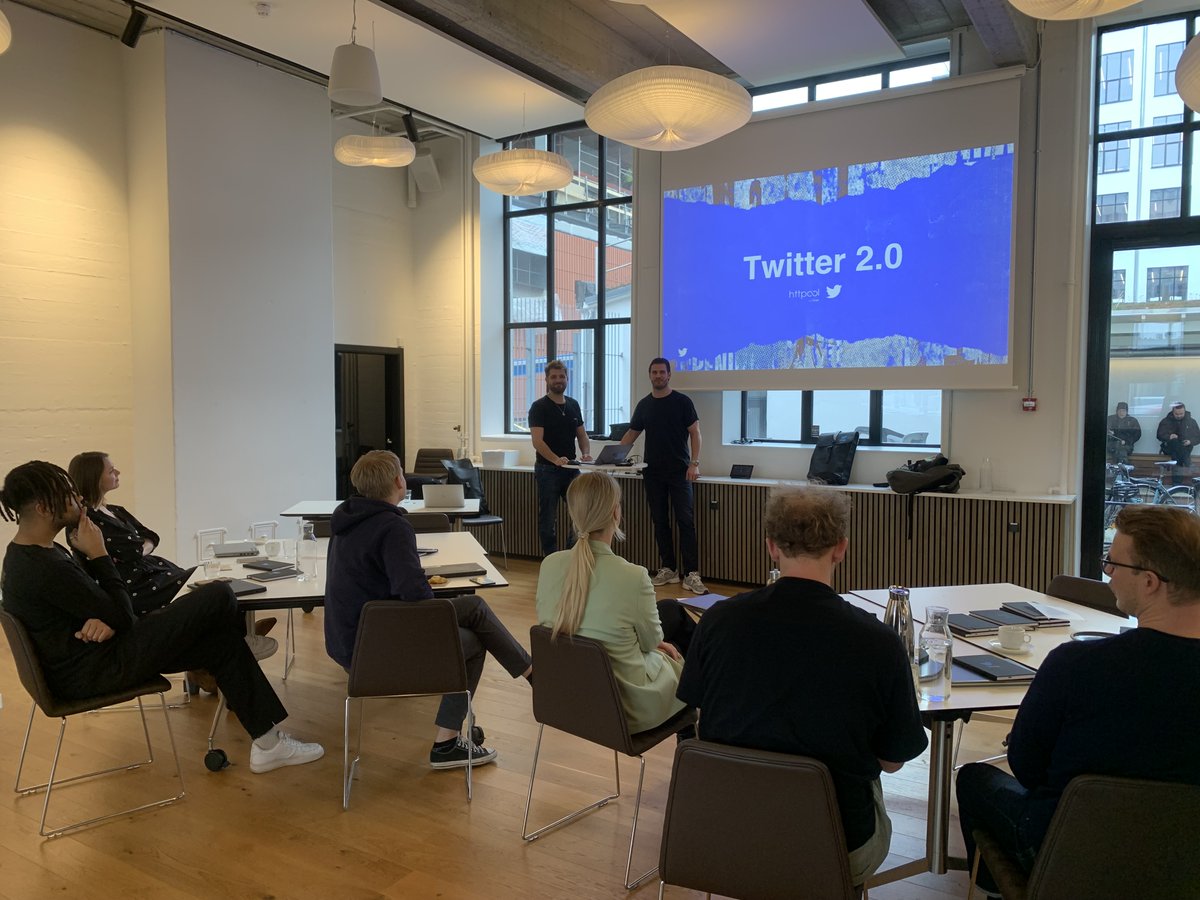 Hvad bruger marketingbureauerne egentlig deres tid på?! 😳
🐦Ja, altså, nogle af dem fra <a href="/GroupMWorldwide/">GroupM is now WPP Media</a>  bruger tiden sammen med os på at blive klogere på <a href="/Twitter/">Twitter</a>  2.0, hvad der er sket på det sidste og produktopdateringer sammen med <a href="/andreass_mark/">Andreas M. Stefansen</a> og <a href="/Franmvera/">Francisco Martin Vera</a> 😃