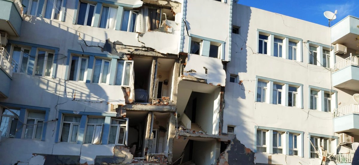 kendimgibigibi's tweet photo. ADIYAMAN AKABE SİTESİ A BLOK ACİLL VİNÇ GEREKİYOR❗️🚨🚨🚨
ENKAZDA YAŞAYANLAR VAR
@haluklevent 
@AFADBaskanlik 
@DepremDairesi 
#depremsondakika 
#adiyamandeprem https://t.co/moXfNYO2u4