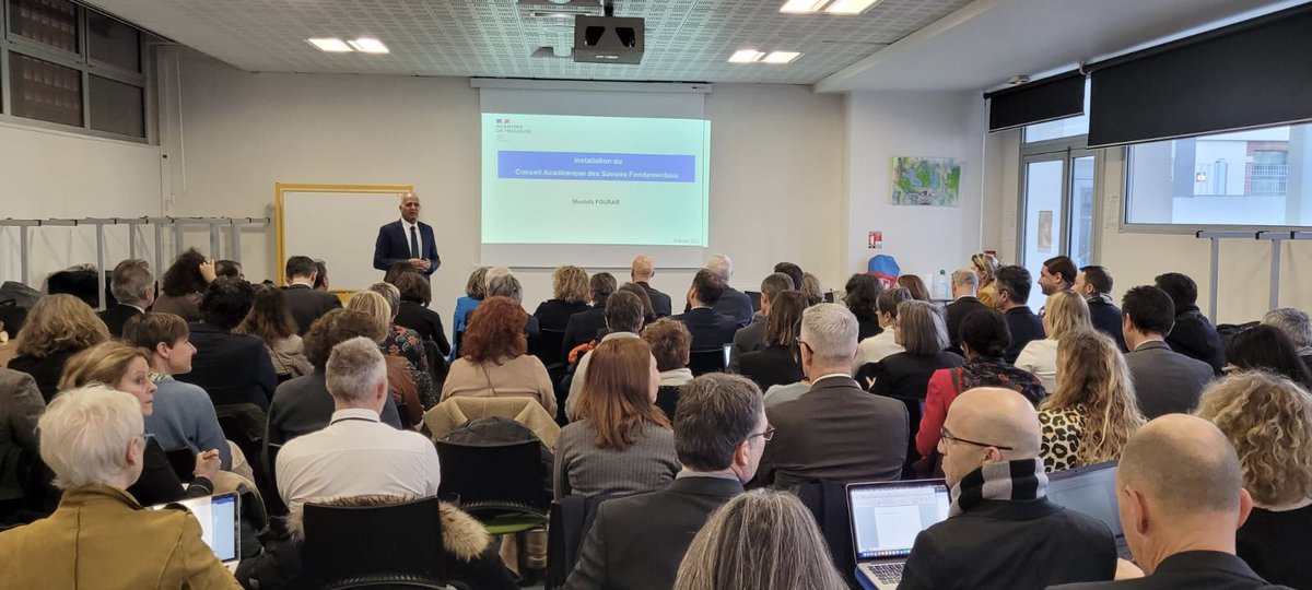 MostafaFourar's tweet photo. Installation du Conseil Académique des Savoirs Fondamentaux, une véritable instance de pilotage de la stratégie d’élévation du niveau des élèves et de la réduction des inégalités qui apparaissent dès l’école primaire et se cristallisent dans certains territoires ruraux et urbains https://t.co/cyL01hABCm