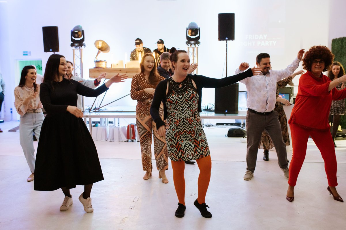 Lukasiewicz_ITR's tweet photo. W styczniu mieliśmy imprezę karnawałową. 🥳Po zdjęciach można przyznać, że potrafimy się bawić,💃🕺a nie tylko pracować. 🤓Tego dnia liczyła się dobra zabawa i możliwość spotkania w tak licznym gronie.😍

Oby więcej takich spotkań!  😀

#lifebalance https://t.co/H5dafz0Uw3