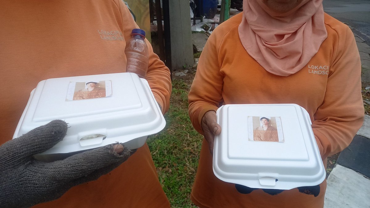 FLOnaad's tweet photo. Happy Birthday Hangeng @realhangeng we still here to support you and always remembering u on your birthday. 15 boxes of lunch meal been sent to street sweepers. Thank u all donaturs 

#HappyBirthdayHangeng #HangengBirthdayProject #HappyHANGENGDay #韩庚 
#ELFIndonesiaBerbagi https://t.co/fe3vfpOZ1c