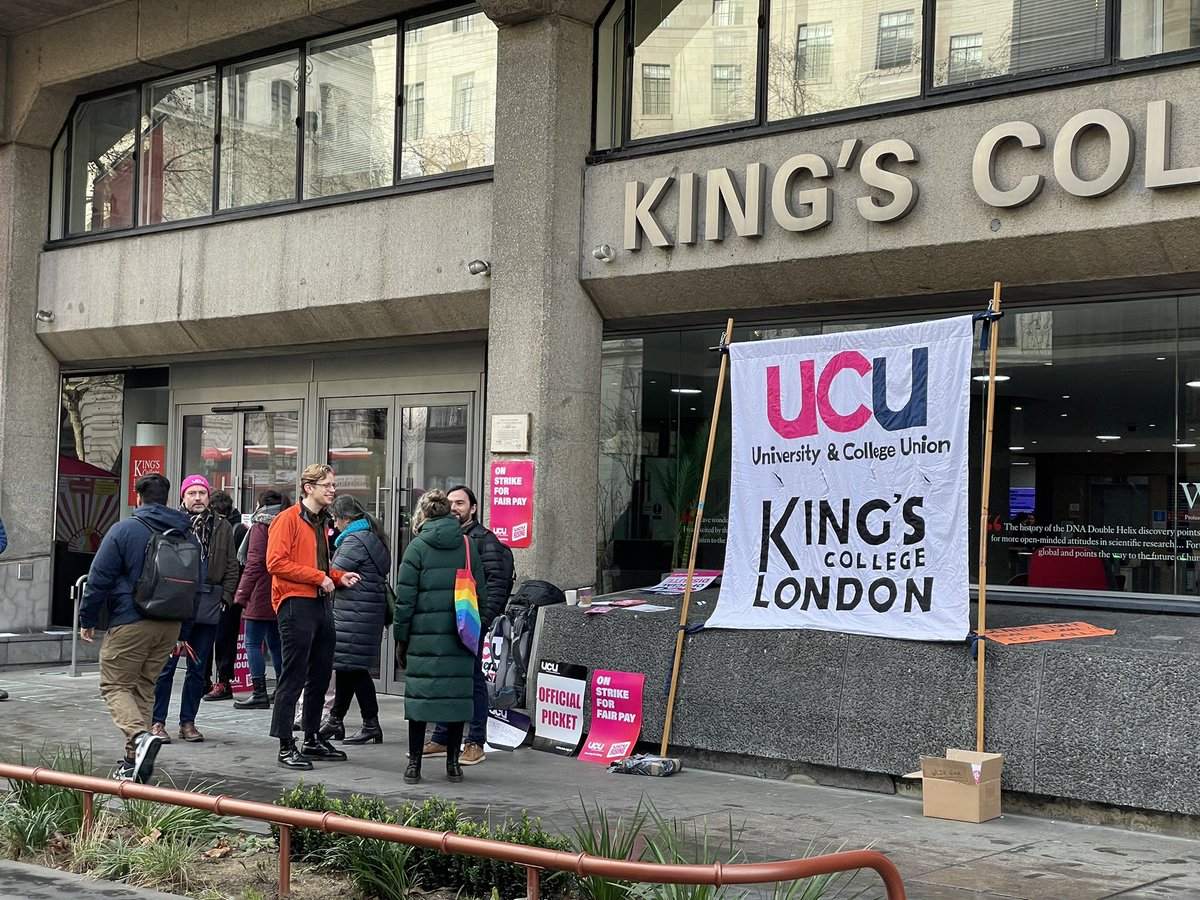 drmpWOLF's tweet photo. Finding a picket closest to you! At King’s sending #solidarity to @WolvesUCU before returning to the picket in person! #ucuRISING #FairPay #FairWorkingConditions https://t.co/Sfugj4EGus