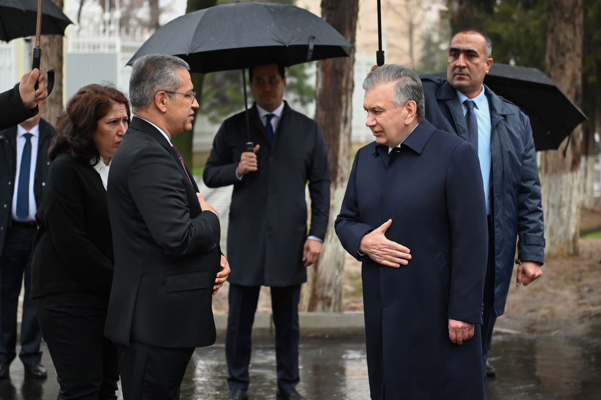 Özbekistan Cumhurbaşkanı Sayın Mirziyoyev Büyükelçiliğimizi ziyaret ederek ülkemizde meydana gelen deprem felaketleri nedeniyle taziyelerini ilettiler.
