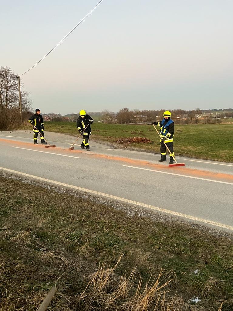 FFFinning's tweet photo. +++ Einsatz 10/2023 +++
Die Feuerwehr Finning wurde heute zu einer 2,2 km langen Ölspur alarmiert. Gemeinsam mit dem Kreisbauhof und der Firma Kemeny und der Firma Brenner wurde die Ölspur bei eisigen Temperaturen entfernt. Wir waren dazu 2,5 Stunden im Einsatz. https://t.co/gOkyotwsbq