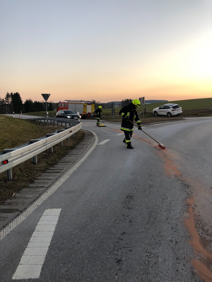 +++ Einsatz 10/2023 +++
Die Feuerwehr Finning wurde heute zu einer 2,2 km langen Ölspur alarmiert. Gemeinsam mit dem Kreisbauhof und der Firma Kemeny und der Firma Brenner wurde die Ölspur bei eisigen Temperaturen entfernt. Wir waren dazu 2,5 Stunden im Einsatz.
