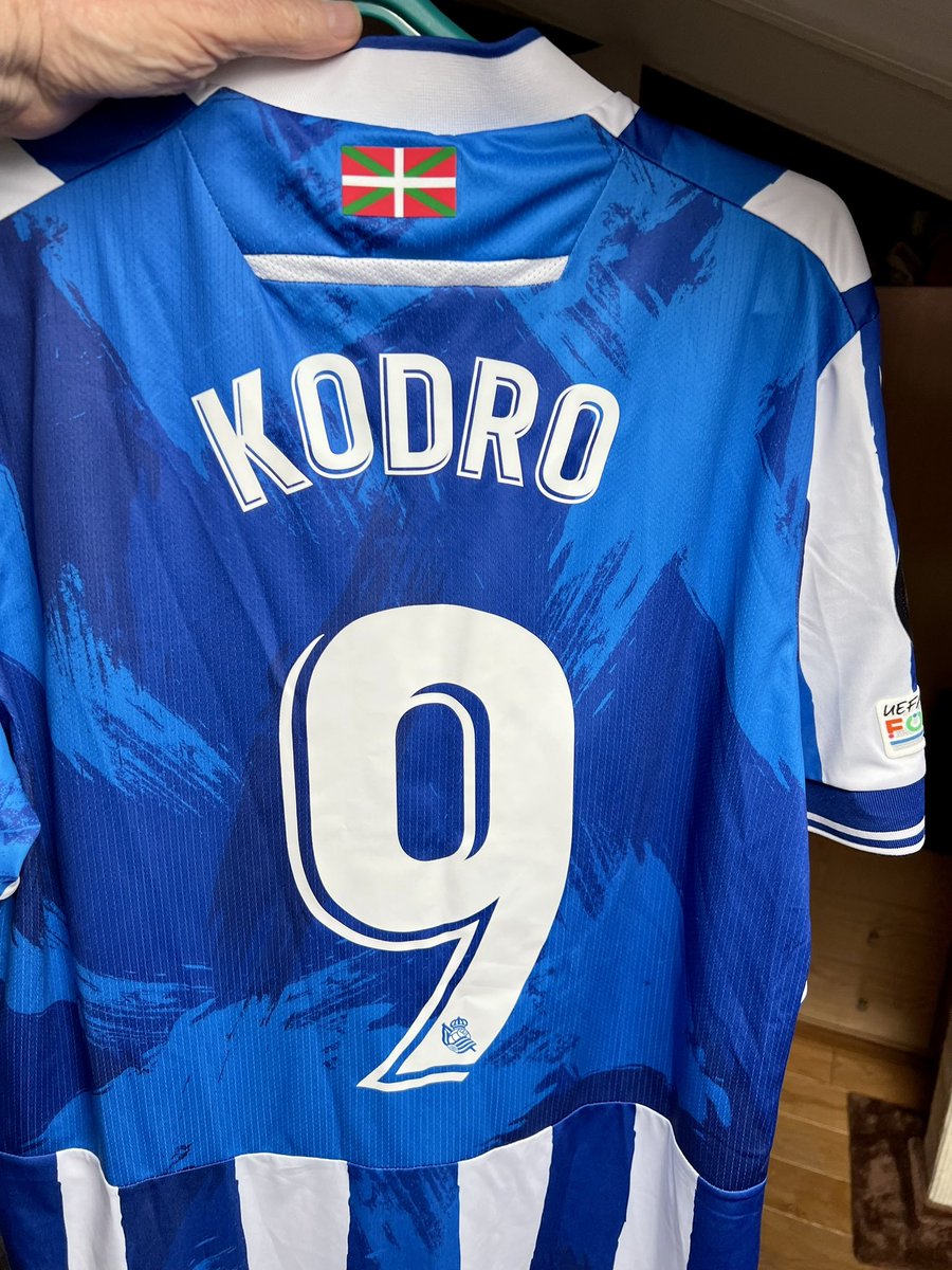 ramonlobo's tweet photo. Muchas gracias, Meho Kodro por tu camiseta firmada. Detrás hay una historia hermosa. En 1993 entrevisté a una familia en el Mostar bombardeado por los croatas. Resultaron ser los padres de Meho. Me dieron cartas que se hice llegar. Me sentí útil. Eskerrik asko @RealSociedad https://t.co/RI9vNACKWs