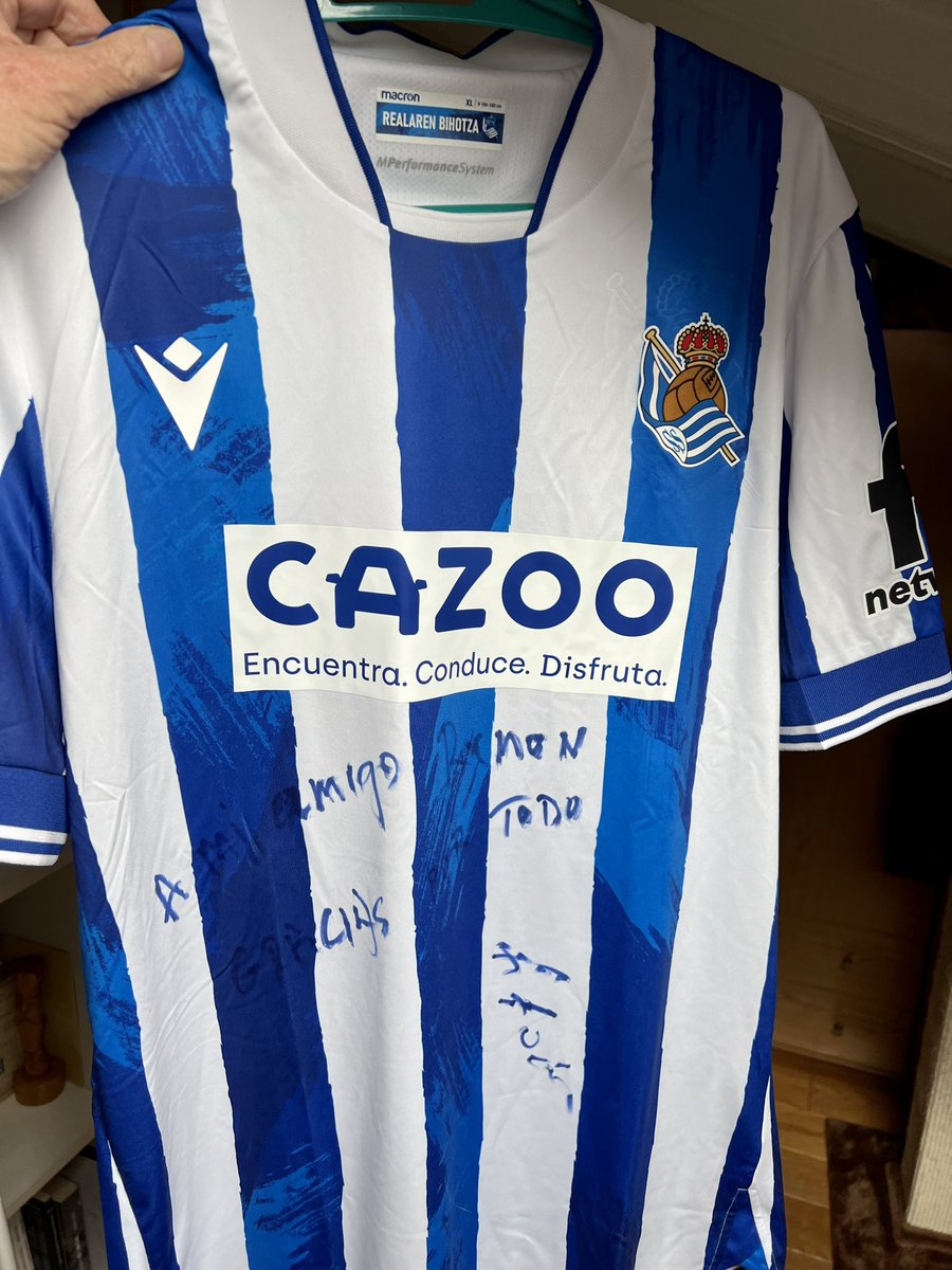 ramonlobo's tweet photo. Muchas gracias, Meho Kodro por tu camiseta firmada. Detrás hay una historia hermosa. En 1993 entrevisté a una familia en el Mostar bombardeado por los croatas. Resultaron ser los padres de Meho. Me dieron cartas que se hice llegar. Me sentí útil. Eskerrik asko @RealSociedad https://t.co/RI9vNACKWs