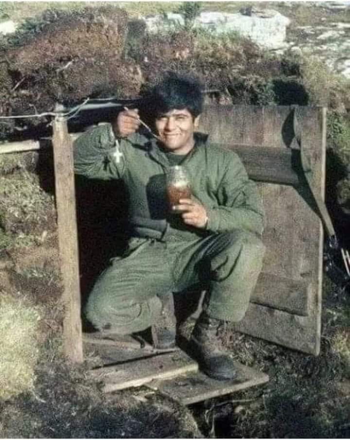 riojalite's tweet image. Por si andan buscando caras para el billete de 10.000.
"Váyanse ustedes, que tienen hijos. Yo me quedo” gritó Oscar Ismael Poltronieri en las Islas Malvinas.
Medalla Cruz de la Nación Argentina al Heroico Valor en Combate. Condecorado en Inglaterra con La Cruz de Hierro al Valor