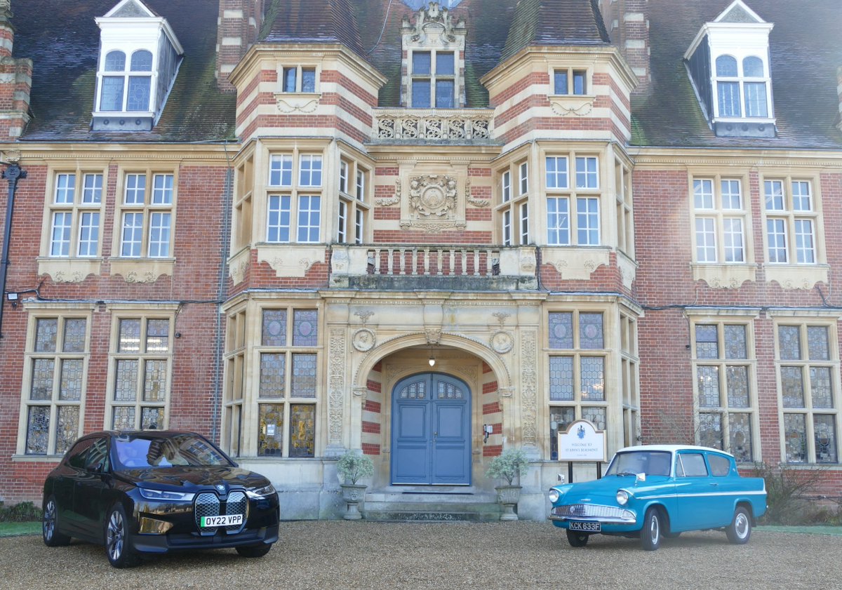 SJBWindsor's tweet photo. No this isn't a car ad...
It's STEAM week at SJB! The boys have been enjoying a jam-packed week of activities, and yesterday Upper School boys were treated to a visit from Mr and Mrs Hertzke and their two electric cars. ποΈπ #SJBWindsor #SJBfun #SJBinspire https://t.co/pxe651yA34