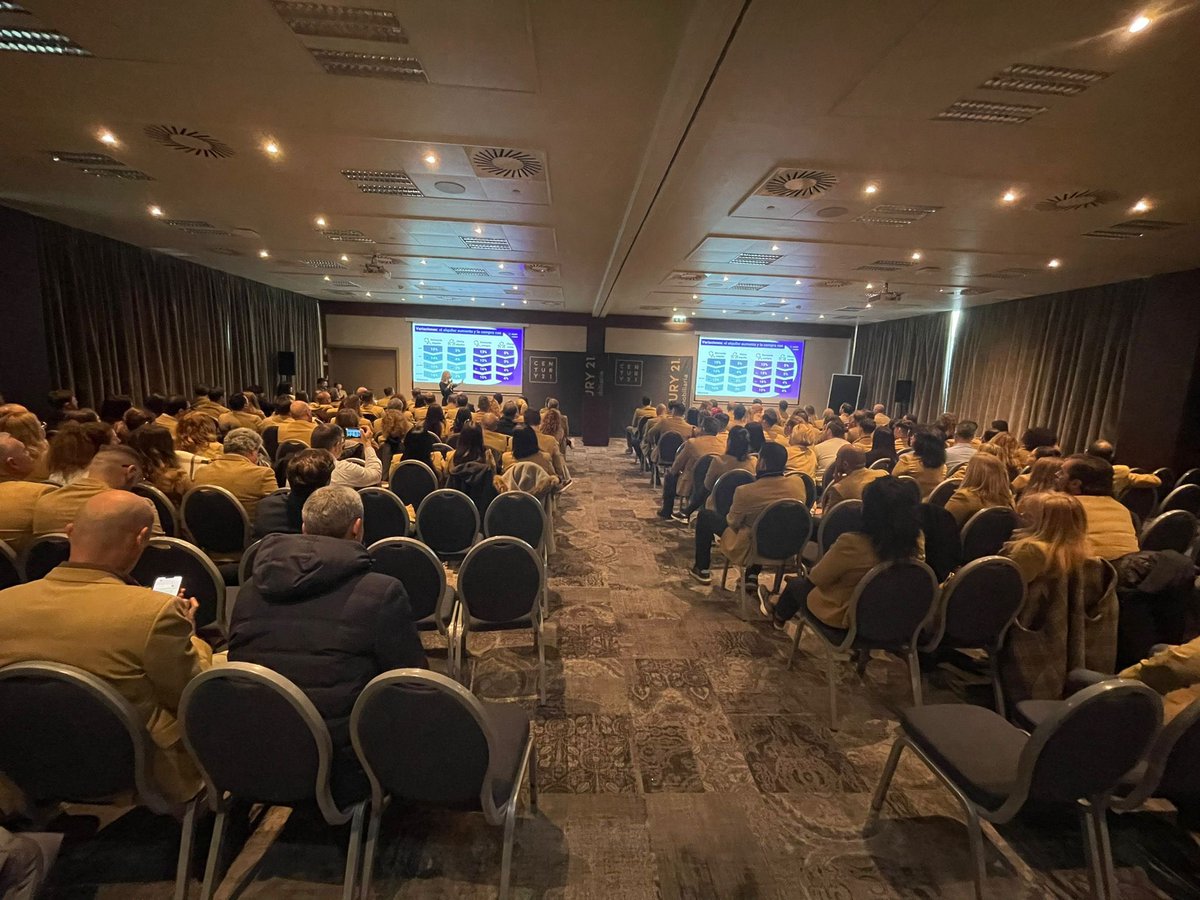MariaMatos_MM's tweet photo. Gracias @C21Espana por contar con @fotocasa en la sesión inaugural del encuentro anual #one21experience 🤩
Hemos compartido datos y perspectivas sobre la evolución de este 2023. https://t.co/Tdu9ubrcBK
