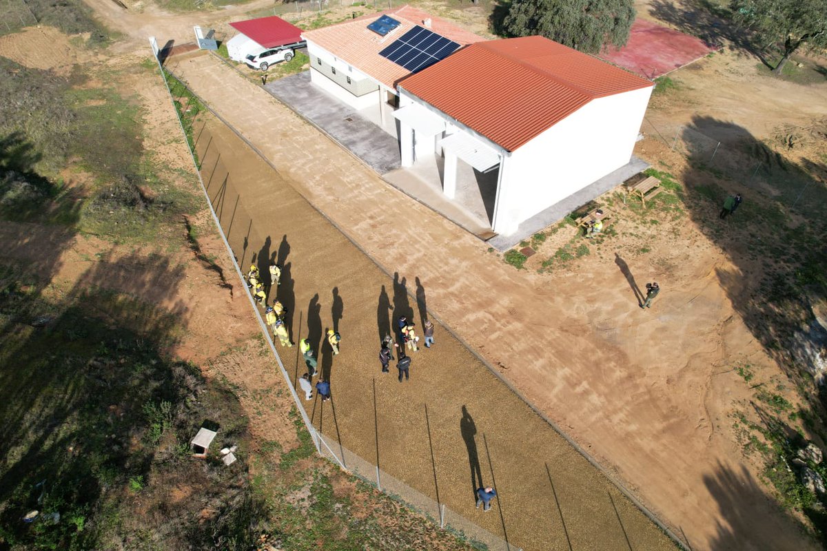 Plan_INFOCA's tweet photo. #BuenosDias desde la Finca Las Navas - El Berrocal, en el término municipal de #AlmadenDeLaPlata, dónde la delegada territorial de @MedioAmbAND en #Sevilla, @InmaGallardoPi1, realiza hoy una visita las instalaciones del nuevo #SubcentroINFOCA del #OperativoProvincial en #Sevilla https://t.co/cZrXC2OdmN