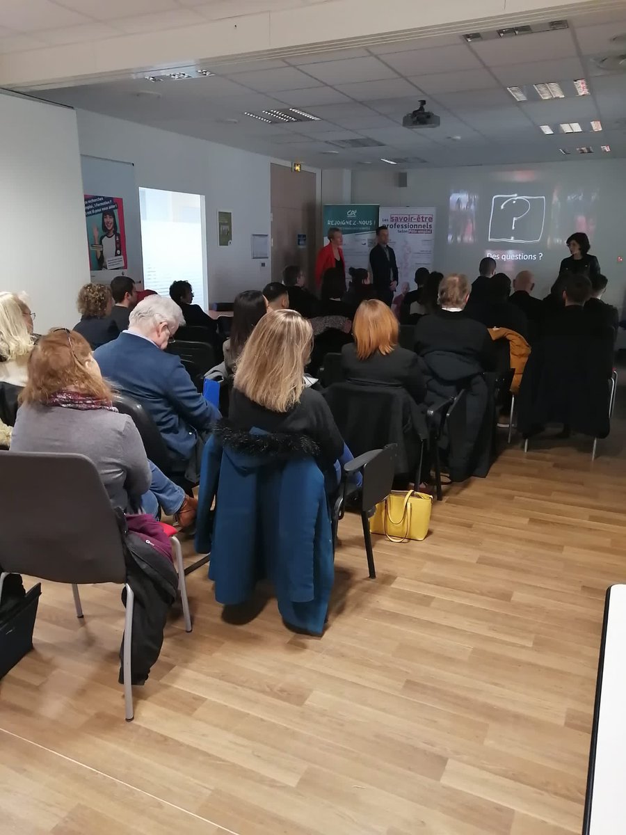 En direct de l’agence de Prospective, les actions de #Recrutement continuent #AvecPôleEmploi et le #CreditAgricole qui a présenté ses postes de charge de relation clientèle (H/F) pour les Cher ➡️24 présents, ➡️19 entretiens ➡️un recrutement dès mardi prochain. @poleemploi_RCVL