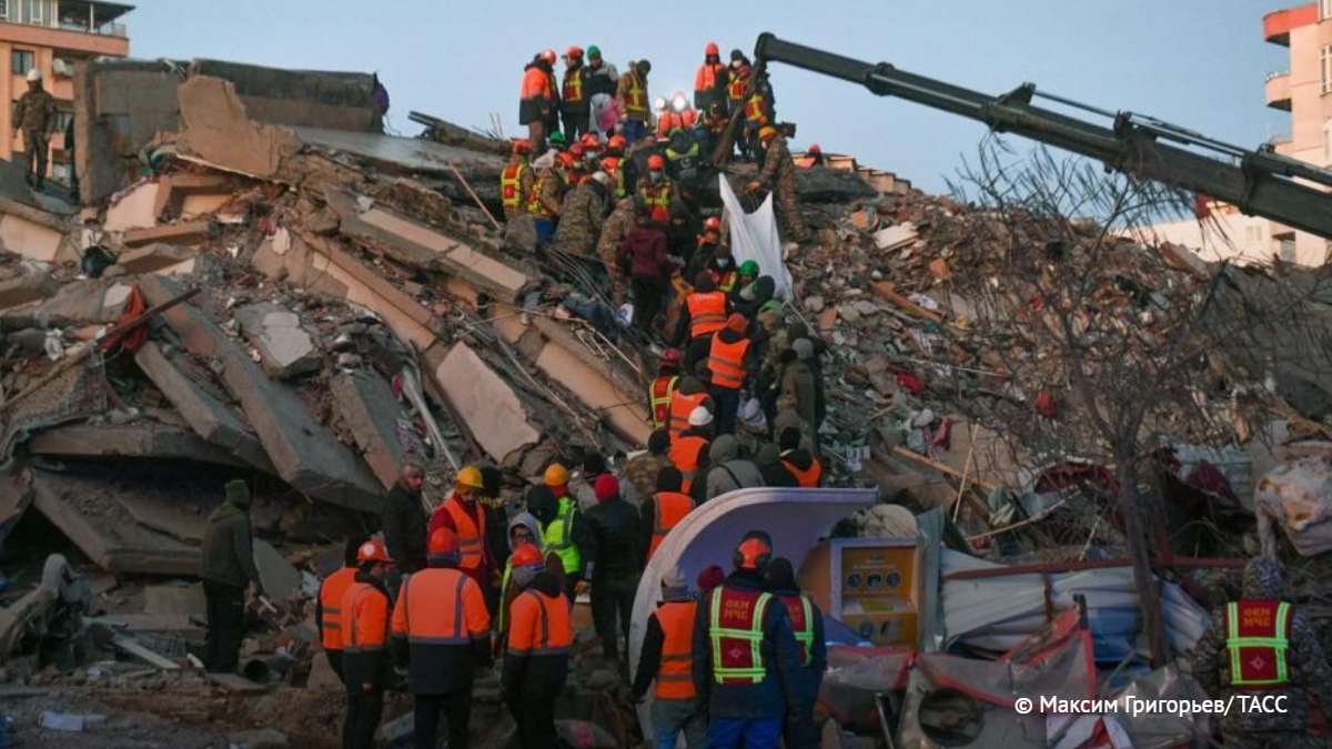 Сколько человек погибло при землетрясении. Турция землетрясение сейчас 2023. Жертвы землетрясения в Турции 2023. Землетрясение в Турции число погибших.