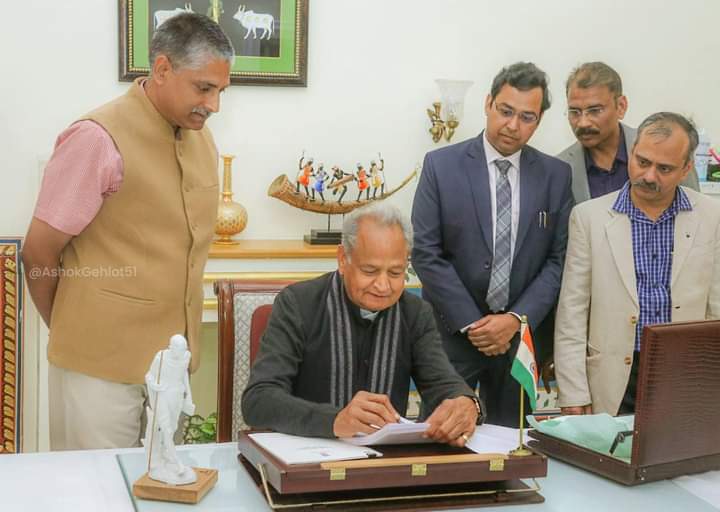 उम्मीद...
1. वेतन कटौती निरस्त
2. ACP 8 16 24 32
3. प्रोबेशन अवधि में समस्त वेतन भत्ते देय
#राहत_बचत_बढत 

<a href="/ashokgehlot51/">Ashok Gehlot</a> <a href="/akhilarora93/">Akhil Arora</a> 
<a href="/artizzzz/">Arti Dogra</a> <a href="/_lokeshsharma/">Lokesh Sharma</a>