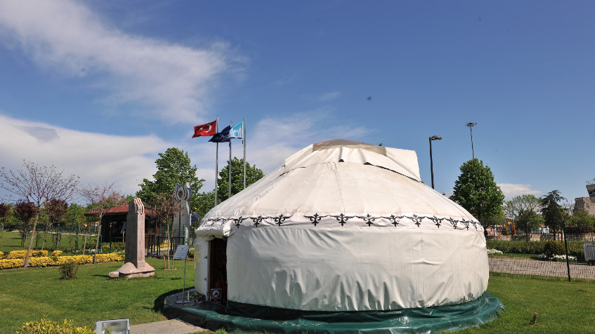 Kazakistan'da insanlar,  Türkiye'ye göndermek üzere çok sayıda Türk tipi çadır toplama seferberliği başlattı.