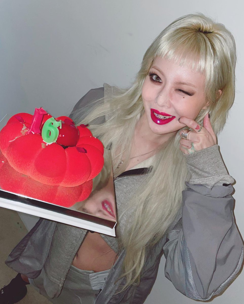 hyuna_fb's tweet photo. HyunA celebrating her 16th debut anniversary 

#HyunA #현아 https://t.co/m1YnfVWgzq