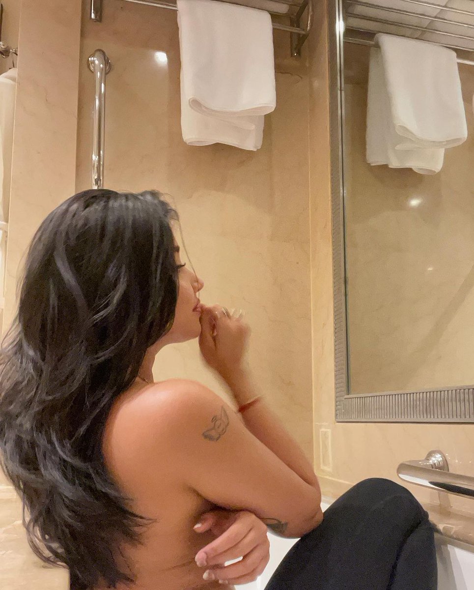 S0FIA_OFFICAL's tweet photo. #SofiaAnsari #Official 🌹💅 https://t.co/96IrsKhpFO