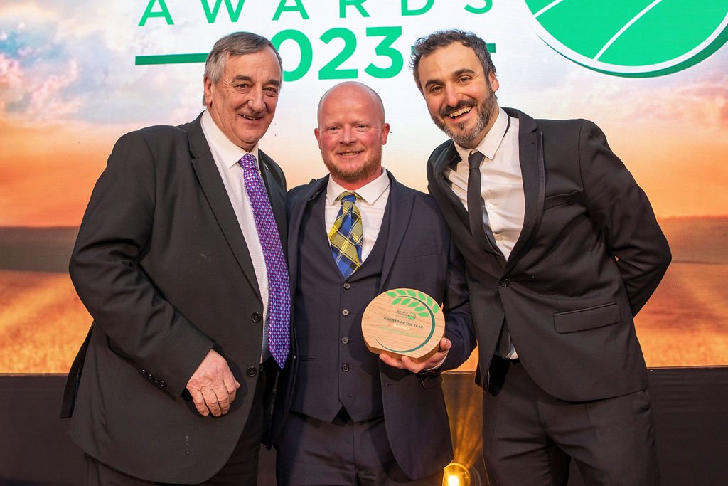 aafmagazine's tweet photo. Beating some tough competition, East Lothian Produce were crowned both the Vegetable Grower of the Year AND the overall Grower of the Year.. Fantastic work by the East Lothian team! https://t.co/PtFb9a9mWY